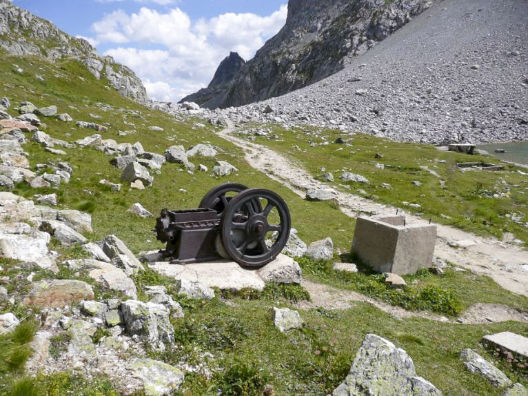 Ligne Maginot - LES ROCHILLES - (Ouvrage d'infanterie) - A proximité
Les restes de la bétonnière utilisée pour la construction - ARMAND Patrick