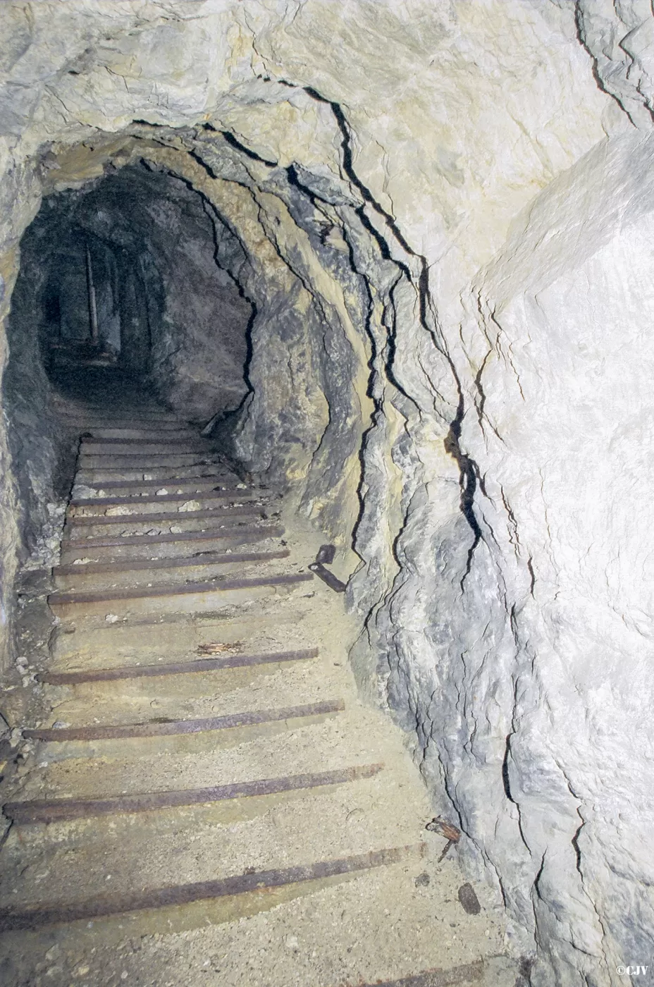 Ligne Maginot - LES ROCHILLES - (Ouvrage d'infanterie) - Escalier vers le bloc d'entrée - Lia VERMEULEN