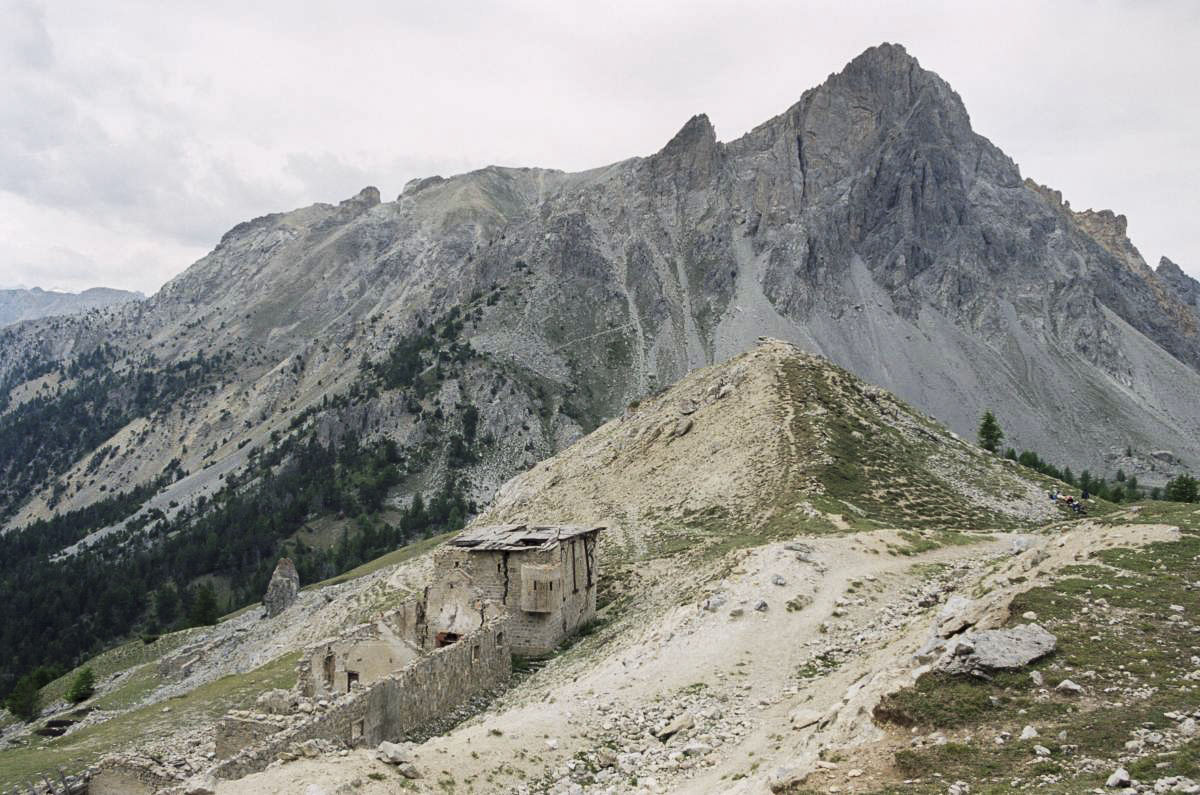 Ligne Maginot - Observatoire d'infanterie du Piton Jaune - Casernement et blockhaus des Acles L'observatoire du Piton Jaune est sur le sommet au centre droit de la photo - Michal Prasil