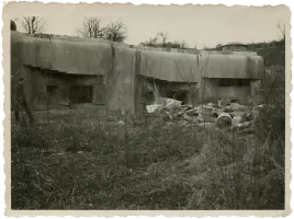 Ligne Maginot - ACA2 - STOCKEN - (Casemate d'artillerie) - La casemate après la défaite .
Noter la fausse tourelle  sur le dessus