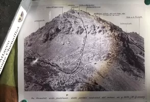 Ligne Maginot - CHENAILLET - (Ouvrage d'infanterie) - Représentation de l'attaque de 1940. Le sentier n'existait pas, interdit par les Français. Les cheminements sont en noir.
Exposition sur le Chaberton et la fortification à Clavières. Publication sur Wikimaginot autorisée par Monsieur Roberto Guasco