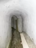 Ligne Maginot - COL DE SEGRA - (Chambre de coupure) - Une étagère à l'entrée, puis une orientation vers la gauche.