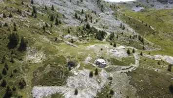 Ligne Maginot - COL DE GRANON - (Ouvrage d'infanterie) - A gauche la fouille du bloc 2 et le blockhaus Granon-Est détruit.