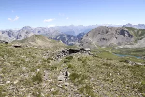 Ligne Maginot - COL DE L'OULE 3 - (Cuve pour arme d'infanterie) - A gauche la pilule.
Au centre le bloc en pierres