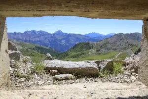 Ligne Maginot - CRETE CIBIERES-GRANON B - (Blockhaus pour arme infanterie) - Le magnifique plan feu
Au fond l'ouvrage du Col de Granon