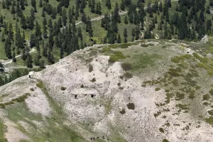 Ligne Maginot - CRETE DU GRAND MEYRET 2 - (Blockhaus pour arme infanterie) - Vue générale de la position.
Pilule 2 à gauche, 3 à droite. Abri au centre. 