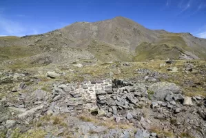 Ligne Maginot - LES CIBIERES - COL DE L'OULE 3 - (Blockhaus pour arme infanterie) - Les ruines de l'abri.
Au dessus le sommet de la Gardiole
