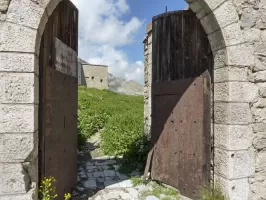 Ligne Maginot - L'OLIVE (BATTERIE CAVERNE) - (Position d'artillerie préparée) - L'entrée du fort