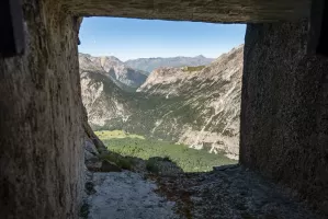 Ligne Maginot - L'OLIVE (BATTERIE CAVERNE) - (Position d'artillerie préparée) - Vue à travers le créneau vers le col de l'Echelle