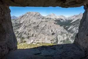 Ligne Maginot - L'OLIVE (BATTERIE CAVERNE) - (Position d'artillerie préparée) - Vue à travers le créneau dominant Plampinet et le vallon des Acles