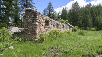 Ligne Maginot - CLOT DE L'INFERNET (154° RAP - 1° ET 6° BIE) - (Position d'artillerie préparée) - Restes de l'un des murs du bâtiment.
La partie centrale  du bâtiment a été restaurée en chalet privé.