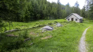 Ligne Maginot - CLOT DE L'INFERNET (154° RAP - 1° ET 6° BIE) - (Position d'artillerie préparée) - Vue d'ensemble 
La partie centrale  du bâtiment a été restaurée en chalet privé.