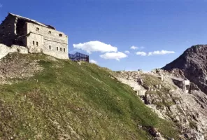Ligne Maginot - JANUS - (Ouvrage d'artillerie) - Le casernement extérieur
Partie de l'ancien ouvrage du Janus;
les blocs 2 et 3 à l'arrière plan
