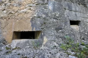 Ligne Maginot - ENROUYE - (Observatoire d'infanterie) - Les 2 créneaux.
Celui à droite probablement tirait sur la position. Celui à gauche devait être voué à l'observation de la route de Montgenèvre