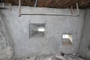 Ligne Maginot - ENROUYE - (Observatoire d'infanterie) - Les 2 créneaux vue intérieure.
Celui à gauche probablement tirait sur la position. Celui à droite devait être voué à l'observation de la route de Montgenèvre