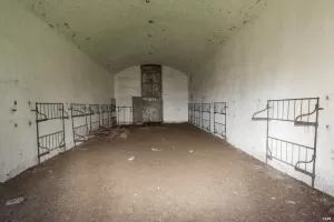 Ligne Maginot - FORT DE LA CROIX DE BRETAGNE (154° RAP - 7° BIE) - (Position d'artillerie préparée) - Casernement de troupe
Étage inférieur