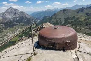 Ligne Maginot - JANUS - (Ouvrage d'artillerie) - Bloc 4
Cloche VDP.
On voit bien la grosse masse du Chaberton à gauche.