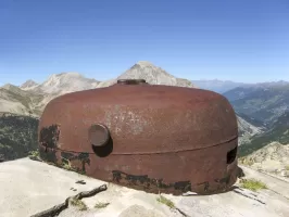 Ligne Maginot - JANUS - (Ouvrage d'artillerie) - Bloc 4
La cloche VDP du bloc observatoire.
Au fond le Chaberton