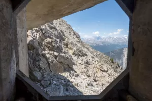 Ligne Maginot - JANUS - (Ouvrage d'artillerie) - Bloc 2
Vue à travers le créneau FM latéral au niveau supérieur.
A l'horizon, le Mont Pelvoux (3946 m) dans le massif des Ecrins.
