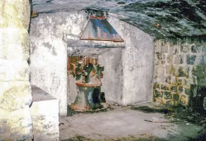 Ligne Maginot - JANUS - (Ouvrage d'artillerie) - Le bloc 8, 
l'une des casemates pour canon de 95 de marine. L'affut est toujours en place.