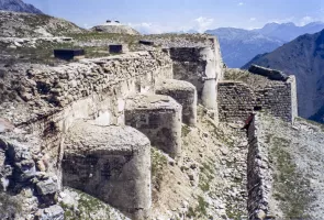 Ligne Maginot - JANUS - (Ouvrage d'artillerie) - Le bloc 8, 
Bloc d'artillerie de l'ancien ouvrage Séré de Riviéres incorporé dans l'ouvrage Maginot. Les cheminées de ventilation du bloc 8 sont visibles en partie haute du bloc
Au second plan, le bloc 4 (Observatoire d'artillerie)