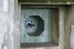 Ligne Maginot - BOIS du FOUR - A5 - (Ouvrage d'infanterie) - Chambre de tir Est
Créneau de défense des créneaux pour FM type A
Avec montage support d'arme type RB