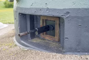 Ligne Maginot - BOIS DU FOUR - A5 - (Ouvrage d'infanterie) - Cloche GFM type A
Le FM en place dans le créneau