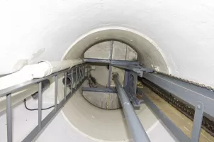 Ligne Maginot - BOIS DU FOUR - A5 - (Ouvrage d'infanterie) - Chambre de tir Ouest 
Puits cloche GFM avec le tube d'évacuation des douilles du FM