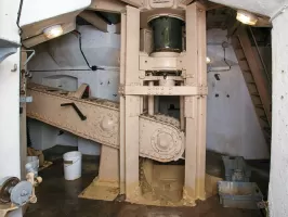 Ligne Maginot - BOIS DU FOUR - A5 - (Ouvrage d'infanterie) - Tourelle de mitrailleuses
Etage inférieur de la tourelle avec le bras balancier