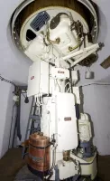 Ligne Maginot - BOIS DU FOUR - A5 - (Ouvrage d'infanterie) - Tourelle de mitrailleuses
Étage intermédiaire
Réservoir du Vermorel, moteur électrique de mise en rotation, bras permettant le tir repéré via une couronne circulaire fixée au plafond de la salle, ici manquante