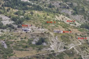 Ligne Maginot - SAINT OURS HAUT (SOH) - (Ouvrage d'artillerie) - Vue d'ensemble depuis le bloc 5 de l'ouvrage de Roche la Croix.
L'emplacement du bloc 4 est indiqué mais son unique cloche n'est pas visible ici.