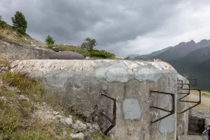 Ligne Maginot - SAINT OURS HAUT (SOH) - (Ouvrage d'artillerie) - Bloc 1
Noter la cloche LG et les supports d'antenne