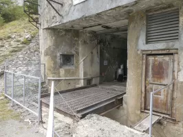Ligne Maginot - SAINT OURS HAUT (SOH) - (Ouvrage d'artillerie) - Bloc 1
Les deux entrées et leurs passerelles abaissées au dessus du fossé diamant