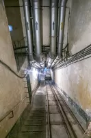 Ligne Maginot - SAINT OURS HAUT (SOH) - (Ouvrage d'artillerie) - Bloc 1
Plan incliné descendant.
Sur la gauche on voir l'échelle qui mène au créneau de défense de l'entrée