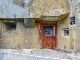 Ligne Maginot - SAINT OURS HAUT (SOH) - (Ouvrage d'artillerie) - Bloc 2
De gauche à droite : créneau jumelage avec trémie n°3, créneau de 75/31, créneau FM et évacuation des gaz (usine, latrines...)