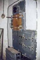 Ligne Maginot - SAINT OURS HAUT (SOH) - (Ouvrage d'artillerie) - Bloc 2
La plaque d'embrasure pour mortier de 50 mm modèle 35 coté intérieur.
L'ouverture munie de son obturateur effaçable en partie haute, le support pour le montage du mortier en partie médiane et, en partie basse sur la droite, la trappe donnant accès à la partie basse de la trémie.