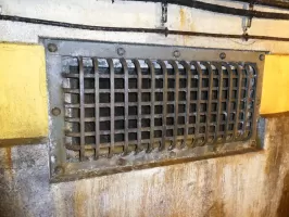 Ligne Maginot - SAINT OURS HAUT (SOH) - (Ouvrage d'artillerie) - Casernement
Grille de prise d'air du bloc 2 dans le couloir principal.