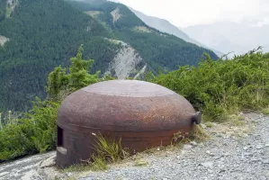 Ligne Maginot - SAINT OURS HAUT (SOH) - (Ouvrage d'artillerie) - Bloc 4
Derrière la cloche GFM on aperçoit, sur sa falaise, l'ouvrage de Roche La Croix