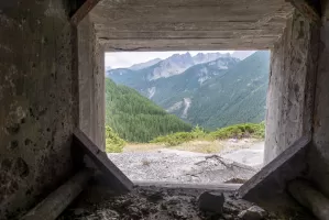Ligne Maginot - SAINT OURS HAUT (SOH) - (Ouvrage d'artillerie) - Bloc 5
Etage supérieur
Vue à travers le créneau FM couvrant la chambre de tir des mortiers de 81