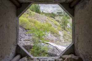 Ligne Maginot - SAINT OURS HAUT (SOH) - (Ouvrage d'artillerie) - Bloc 5
Etage supérieur
Vue à travers le créneau FM couvrant la chambre de tir JM simple