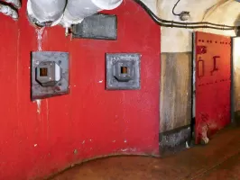 Ligne Maginot - SAINT OURS HAUT (SOH) - (Ouvrage d'artillerie) - Défense intérieure. Créneaux pour FM couvrant la galerie et le bas du plan incliné
Le peinturage en rouge a été fait pour le tournage du téléfilm