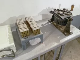 Ligne Maginot - Jumelage de mitrailleuse Reibel MAC 31 - Dispositif permettant d'approvisionner les chargeurs pour mitrailleuses Reibel MAC 31.
De D à D : Caisse de munitions, plateau support et dispositif de chargement