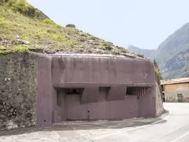 Ligne Maginot - FRESSINEA (FA) - (Ouvrage d'infanterie) - Façade avant du bloc 3.
Au dessus, cloche GFM du bloc 2.
