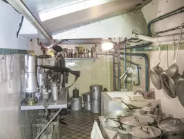 Ligne Maginot - FRESSINEA (FA) - (Ouvrage d'infanterie) - Créneau de défense de l’entrée dans la cuisine.
Au fond l'échelle d'accès au local radio.
