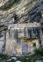 Ligne Maginot - LES AITTES - (Ouvrage d'infanterie) - Le bloc 1 (entrée)
Remarquer les cheminées dans la paroi au-dessus
