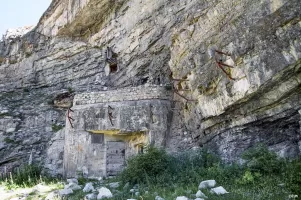 Ligne Maginot - LES AITTES - (Ouvrage d'infanterie) - Bloc 1
Les supports d'antenne radio sont également sur la paroi rocheuse