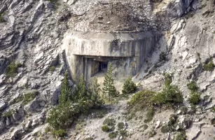 Ligne Maginot - LES AITTES - (Ouvrage d'infanterie) - Bloc 3 
Vu de l'autre côté du vallon. Noter les restes de peinture de camouflage.
