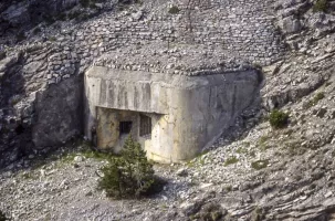 Ligne Maginot - LES AITTES - (Ouvrage d'infanterie) - Bloc 4 vu de l'autre côté du vallon. Noter les restes de peinture de camouflage.