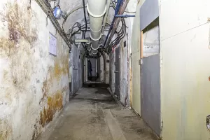 Ligne Maginot - LES AITTES - (Ouvrage d'infanterie) - Galerie principale.
La porte à gauche est la cuisine.