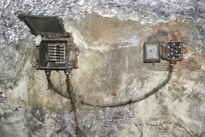 Ligne Maginot - LES AITTES CAVERNE - (Abri) - L'installation téléphonique
Boitier de protection
